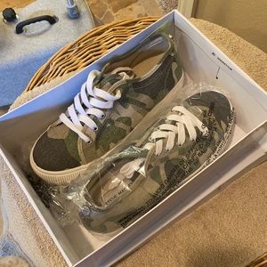 Steve Madden Camo sneakers new in box